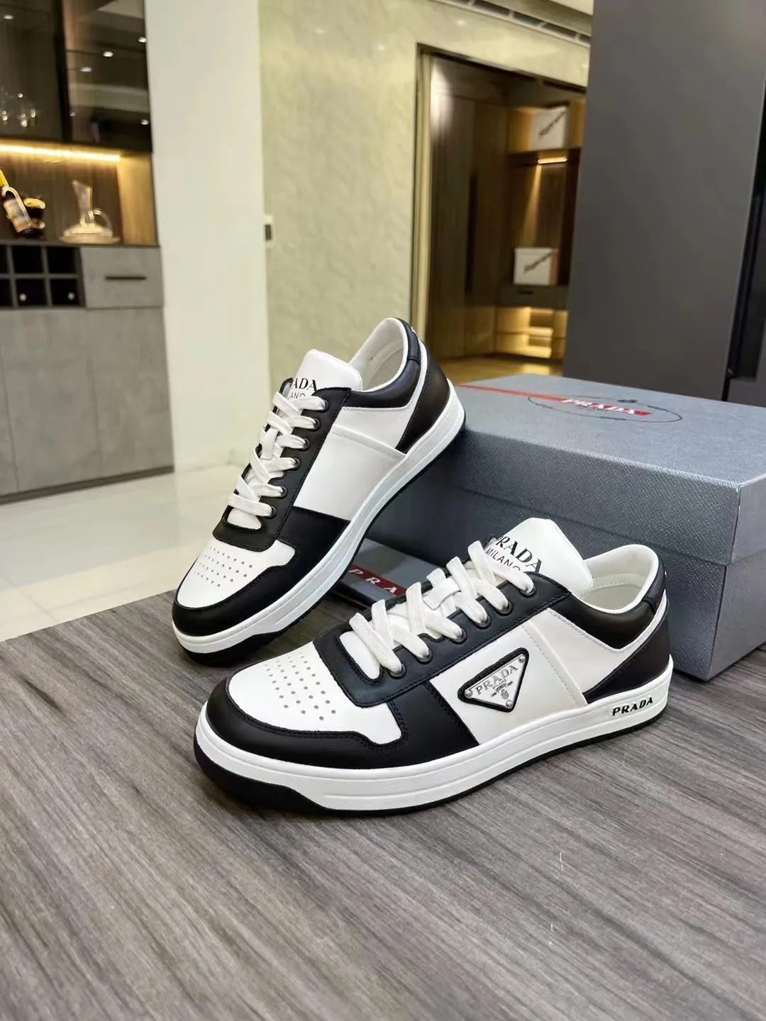 P380 Yuan 38-45 Prada Prada’s new men’s leather sports shoes, the highest version on the market, any comparison is welcome🆚! The original leather has excellent texture and is super high-end! Fetal sheep net lining imported from Italy, removable pad! Luxurious materials and fine workmanship, highly recommended!